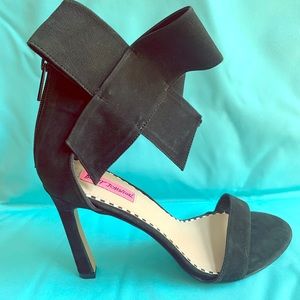 Betsey Johnson Friskyy